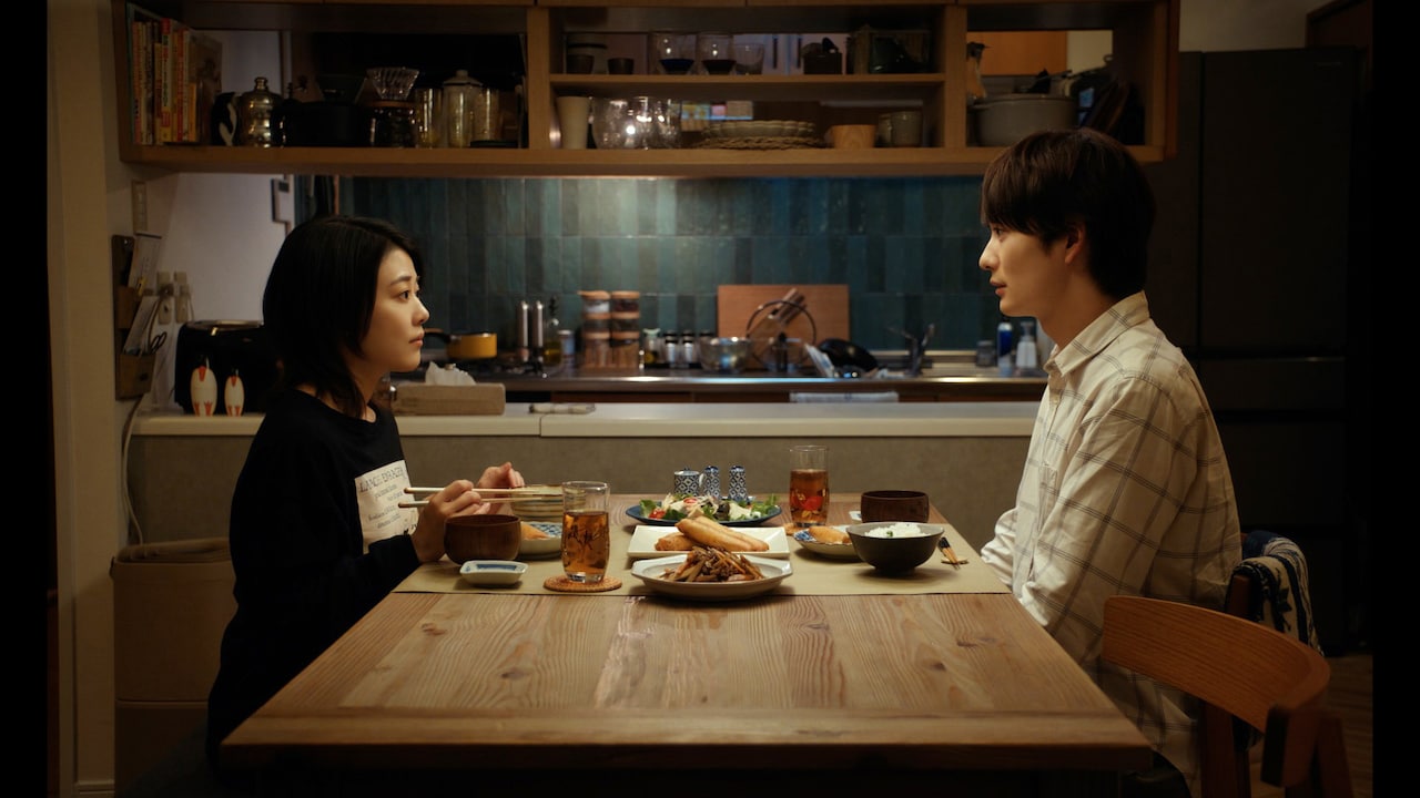 高畑充希と岡田将生がテーブル越しに向き合う、「1122」第6話・最終話の新写真