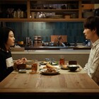 高畑充希と岡田将生がテーブル越しに向き合う、「1122」第6話・最終話の新写真