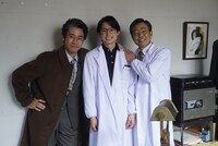 左から大泉洋、松村北斗、光石研。