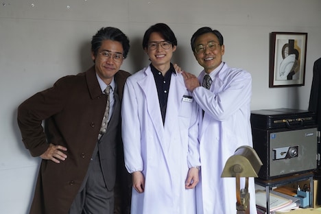 左から大泉洋、松村北斗、光石研。