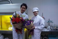 左から大泉洋、菅野美穂。