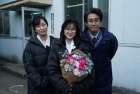 左から菅野美穂、福本莉子、大泉洋。