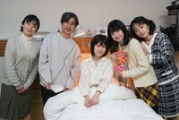 左から菅野美穂、月川翔、福本莉子、新井美羽、川栄李奈。