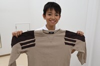 「ポリス・ストーリー 香港国際警察」の手作り衣装を見せる山田くん。