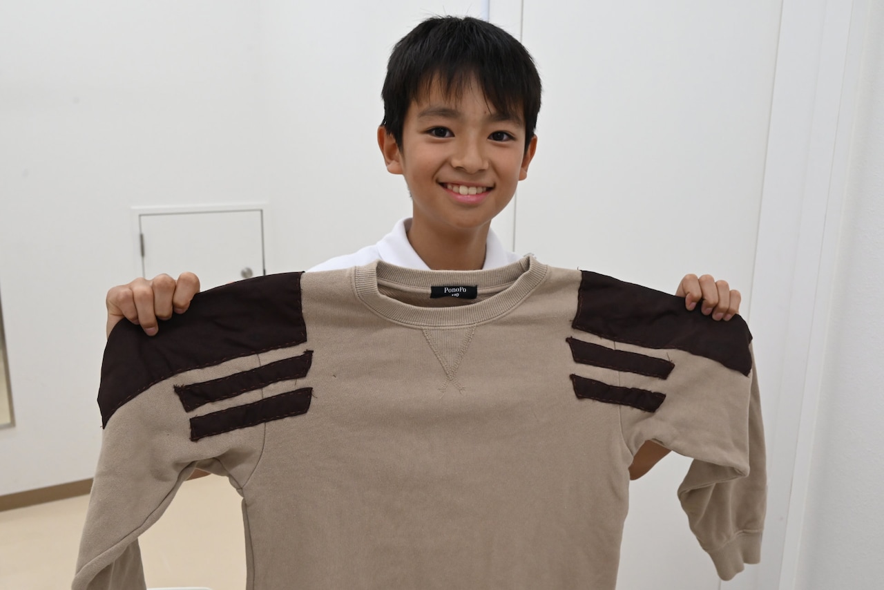 「ポリス・ストーリー 香港国際警察」の手作り衣装を見せる山田くん。