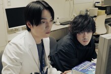 岡山天音演じる綾野（左）と若葉竜也扮する三瓶（右）。