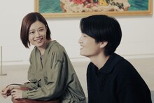 杉咲花演じるミヤビ（左）と岡山天音演じる綾野（右）。
