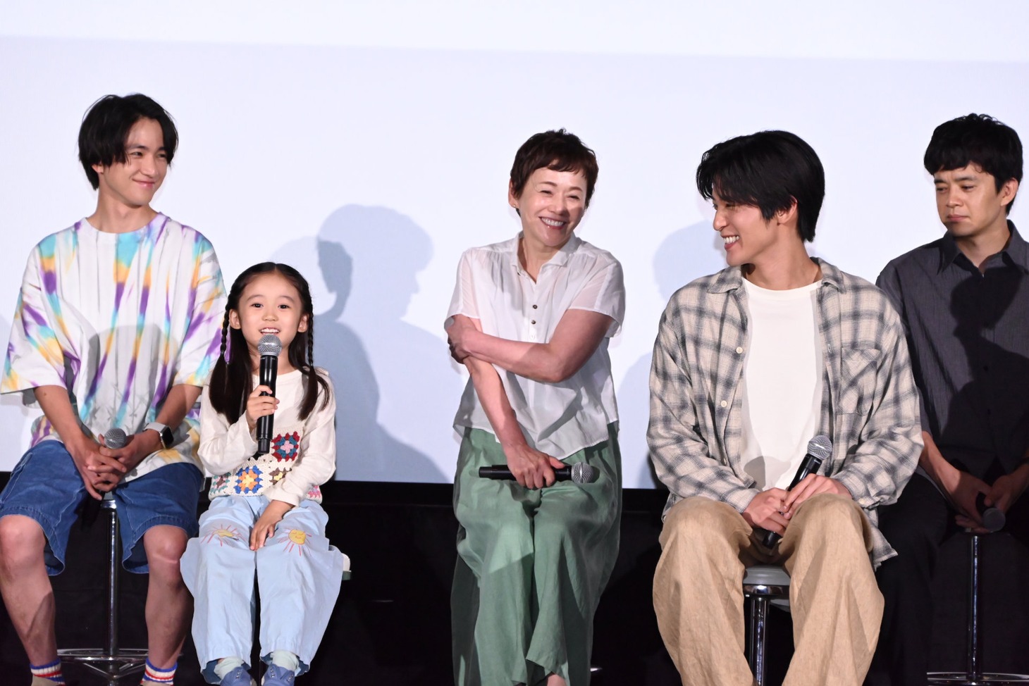 左から木戸大聖、泉谷星奈、大竹しのぶ、目黒蓮、池松壮亮。