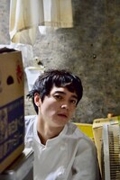 「スケとボトとサーフ」より、先輩店員役の三宅亮輔。