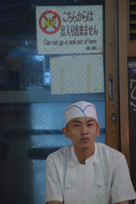 「スケとボトとサーフ」より、先輩店員役の笠原崇志。