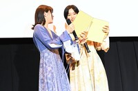 感激した様子で似顔絵を見せ合う吉田美月喜（左）と河合優実（右）。