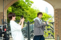 スマートフォンを手に、大西流星（右）を追いかける大橋和也（左）。