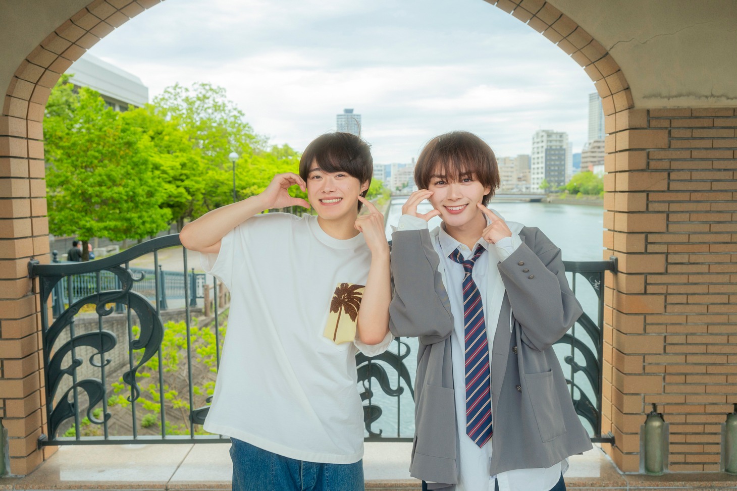 「恋を知らない僕たちは」撮影現場より、“恋僕ポーズ”をする大橋和也（左）と大西流星（右）。
