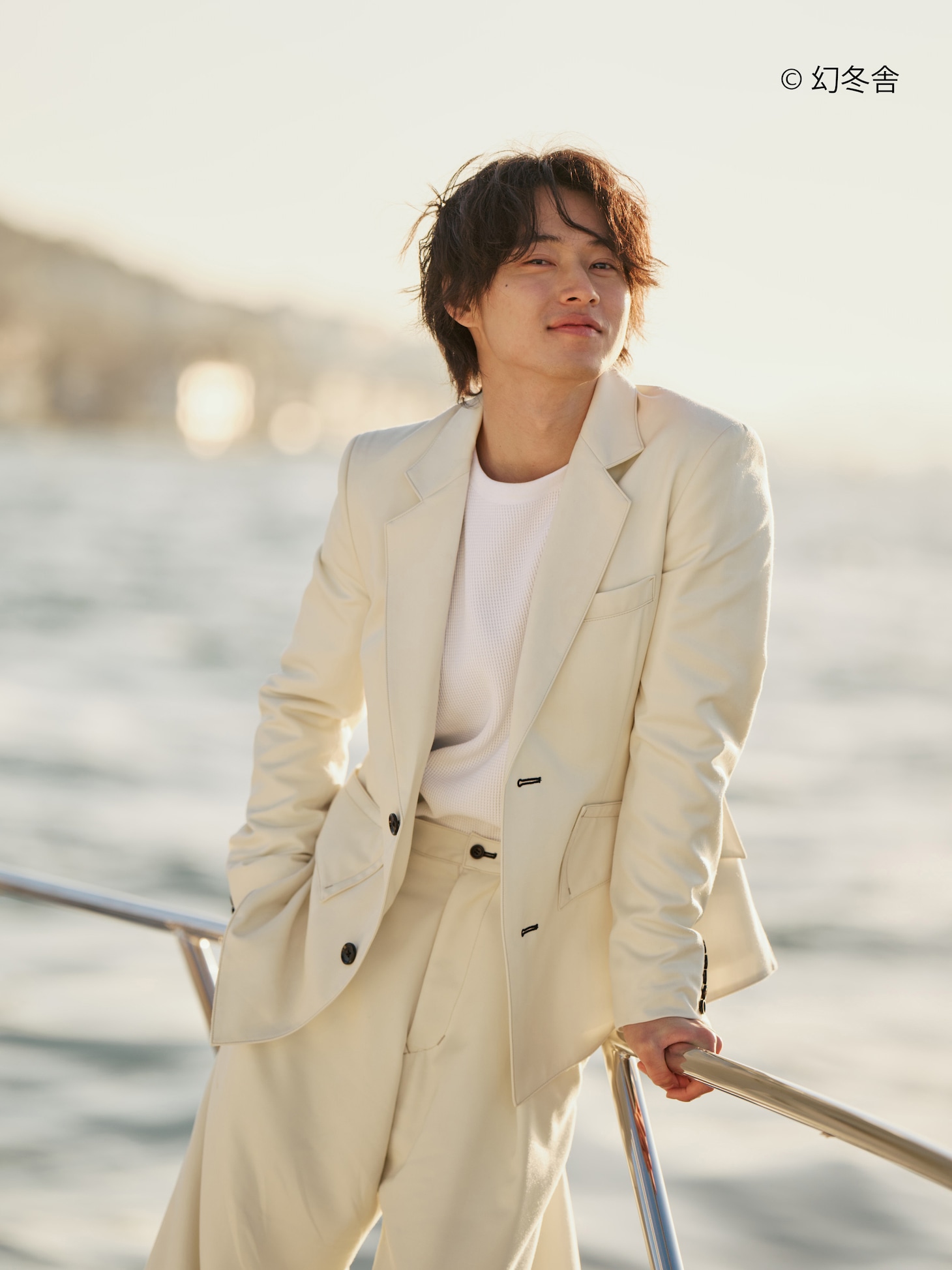 「山崎賢人 15周年記念写真集（仮題）」より。（撮影：荒木勇人）