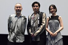 左から塚本晋也、磯村勇斗、玄理。