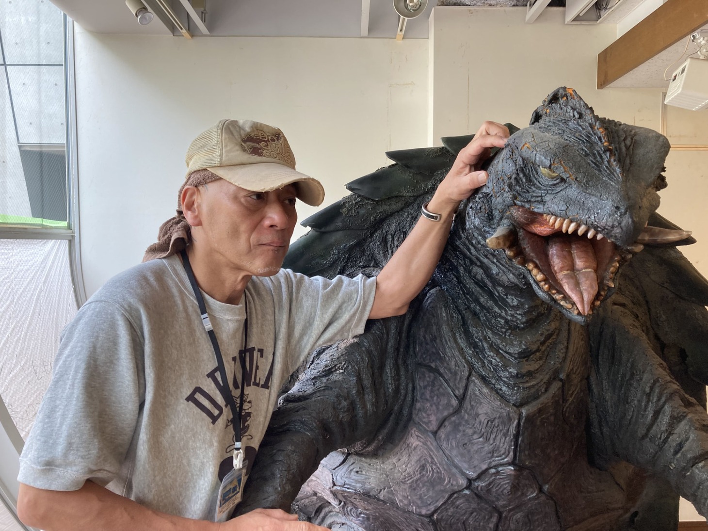 「ガメラ3」着ぐるみの現状視察に訪れた原口智生。