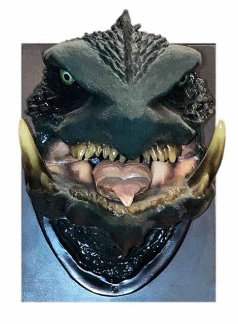 返礼品の「ガメラ3」マペット頭部（レプリカ）。