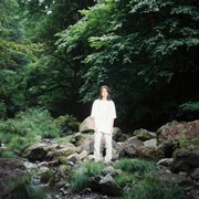 「解放」より画家の女性役の芋生悠。