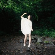 「解放」より謎の人物役の小川未祐。