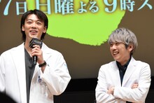 今後の物語に“恋模様”を期待する竹内涼真（左）と、竹内の発言に笑う二宮和也（右）。