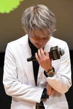 「うちのめされるのも快感」という、小泉孝太郎の言葉に笑う二宮和也。