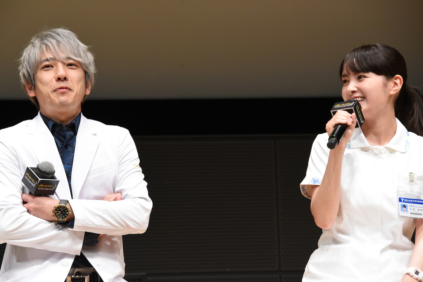 左から二宮和也、葵わかな。