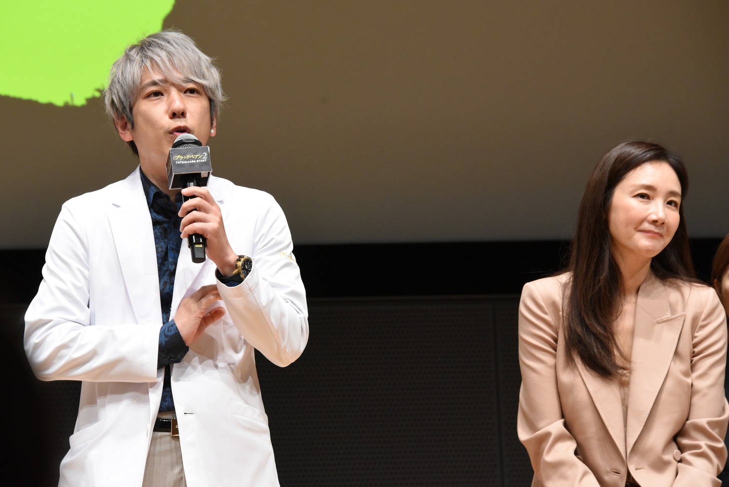 左から二宮和也、チェ・ジウ。