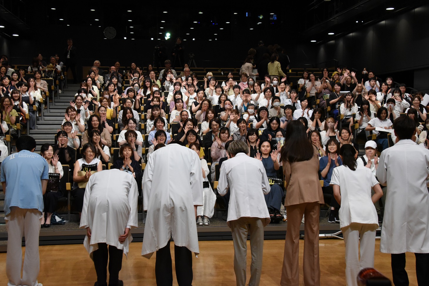 イベントを終え、観客に挨拶するキャスト一同。