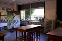 「ブルーピリオド」撮影現場の様子。左手奥は、八虎が美術に魅せられるきっかけになった、先輩の森まるが描いた絵。