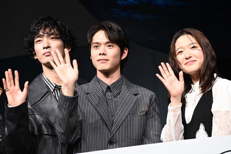 左から上杉柊平、細田佳央太、藤野涼子。