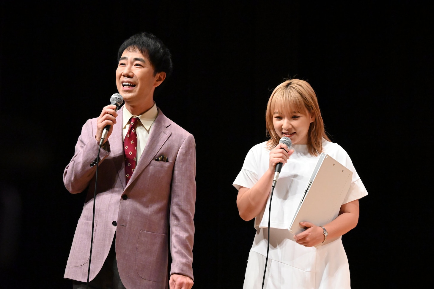 司会を務めた藤井隆（左）と野呂佳代（右）。