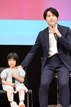 倉田瑛茉（左）と松村北斗（右）。