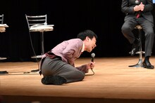 「うわー！」と言いながら倒れ込む藤井隆。