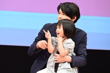 「バーン！」とする倉田瑛茉（手前）を抱える松村北斗（奥）。