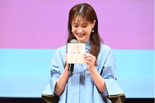 ひうらさとるが描いた似顔絵を見せる松本若菜。