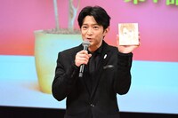 ひうらさとるが描いた似顔絵を見せる津田健次郎。