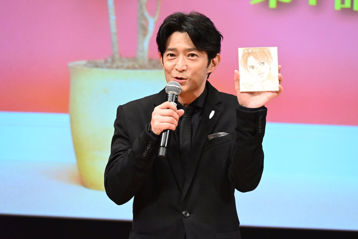 ひうらさとるが描いた似顔絵を見せる津田健次郎。