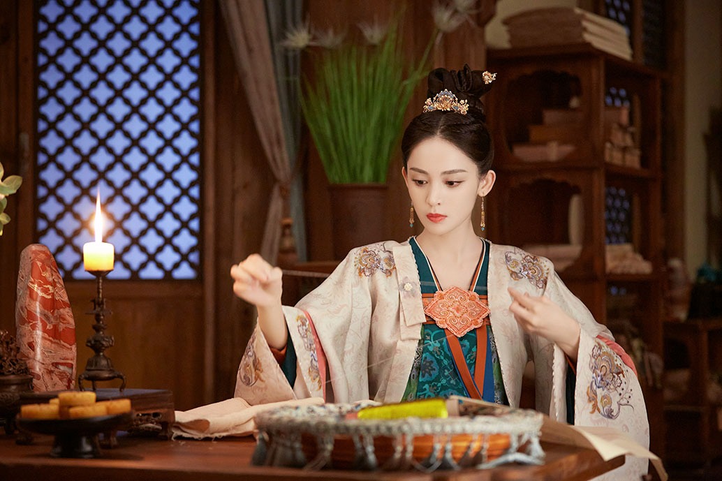 中国ドラマ「風起西州～烈風に舞う花衣（はなごろも）～」より、グーリーナーザー（古力娜扎）演じる庫狄琉璃。