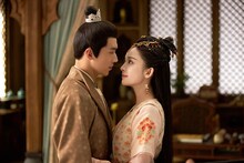 中国ドラマ「風起西州～烈風に舞う花衣（はなごろも）～」より、左からティミー・シュー（許魏洲）演じる裴行倹、グーリーナーザー（古力娜扎）演じる庫狄琉璃。