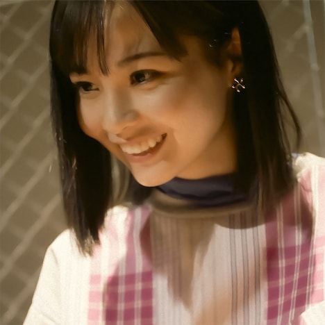 麻美を演じる新谷ゆづみ。