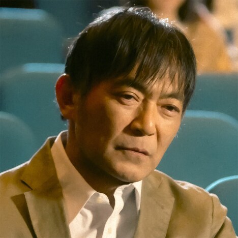 現在の横田雄二を演じる渡辺いっけい。