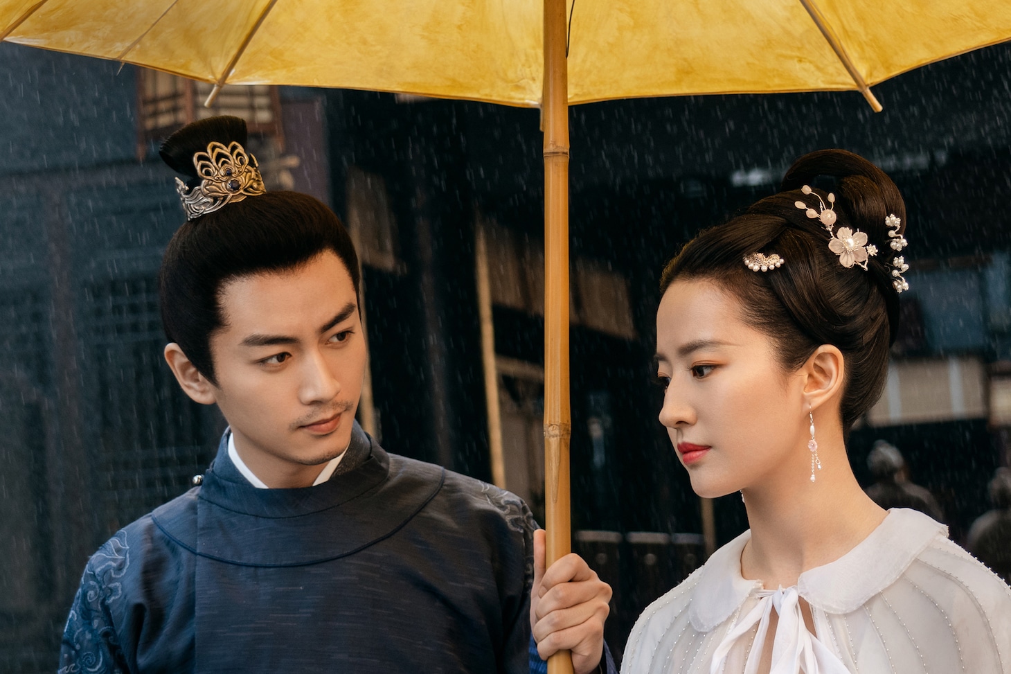 中国ドラマ「夢華録（むかろく）」より、左からチェン・シャオ（陳暁）演じる顧千帆、リウ・イーフェイ（劉亦菲）演じる趙盼児。