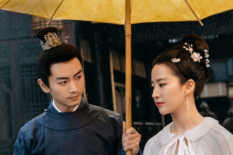 中国ドラマ「夢華録（むかろく）」より、左からチェン・シャオ（陳暁）演じる顧千帆、リウ・イーフェイ（劉亦菲）演じる趙盼児。