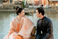 中国ドラマ「夢華録（むかろく）」より、左からリウ・イーフェイ（劉亦菲）演じる趙盼児、チェン・シャオ（陳暁）演じる顧千帆。