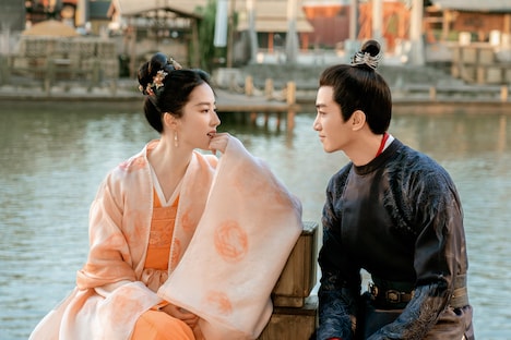中国ドラマ「夢華録（むかろく）」より、左からリウ・イーフェイ（劉亦菲）演じる趙盼児、チェン・シャオ（陳暁）演じる顧千帆。