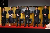 Netflixシリーズ「地面師たち」完成報告会の様子。左から大根仁、小池栄子、豊川悦司、綾野剛、北村一輝、ピエール瀧。