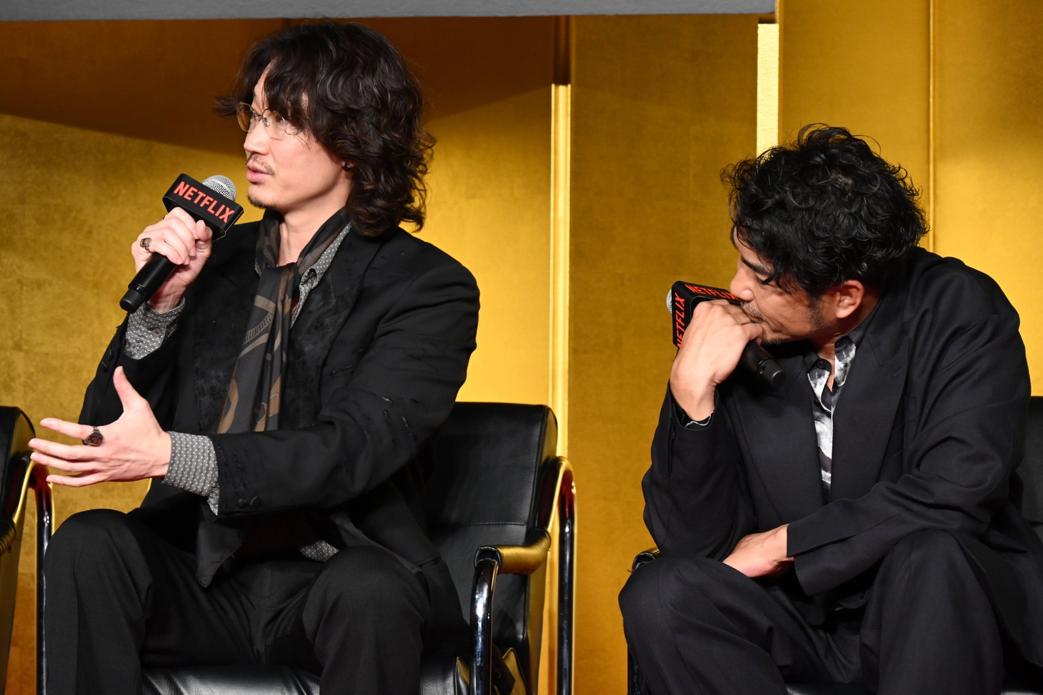 左から綾野剛、北村一輝。