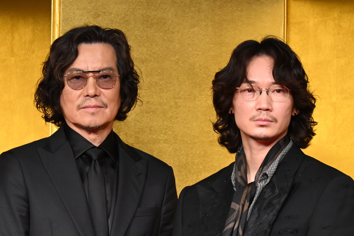 左から豊川悦司、綾野剛。