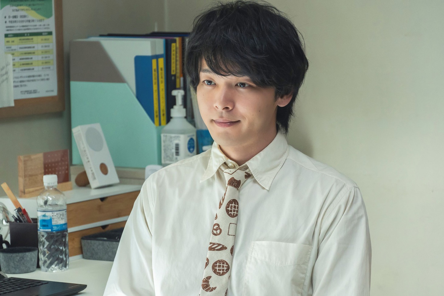 弱井幸之助役の中村倫也。
