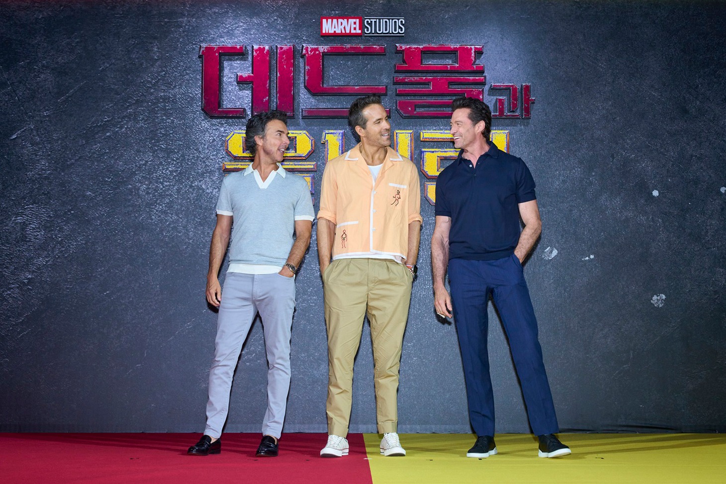 左からショーン・レヴィ、ライアン・レイノルズ、ヒュー・ジャックマン。